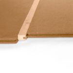 STEICO Floor kokšķiedras plāksnes ar spundi paredzētas grīdas seguma siltumizolācijas veicināšanai un skaņas/trokšņa slāpēšanai, novēršot akustiskos tukšumus grīdas segumā.